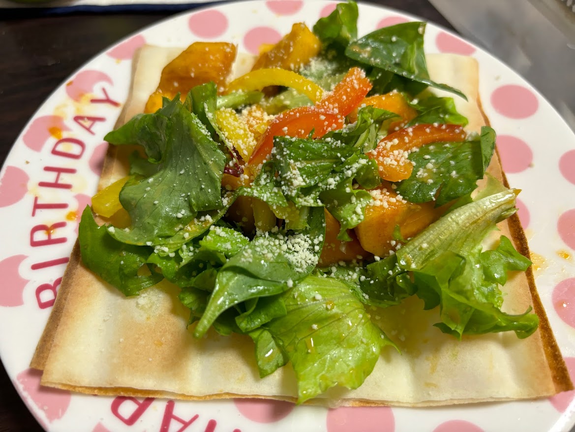 頂き物の柿を使った春巻きの皮を使った野菜と生ハムのピザ