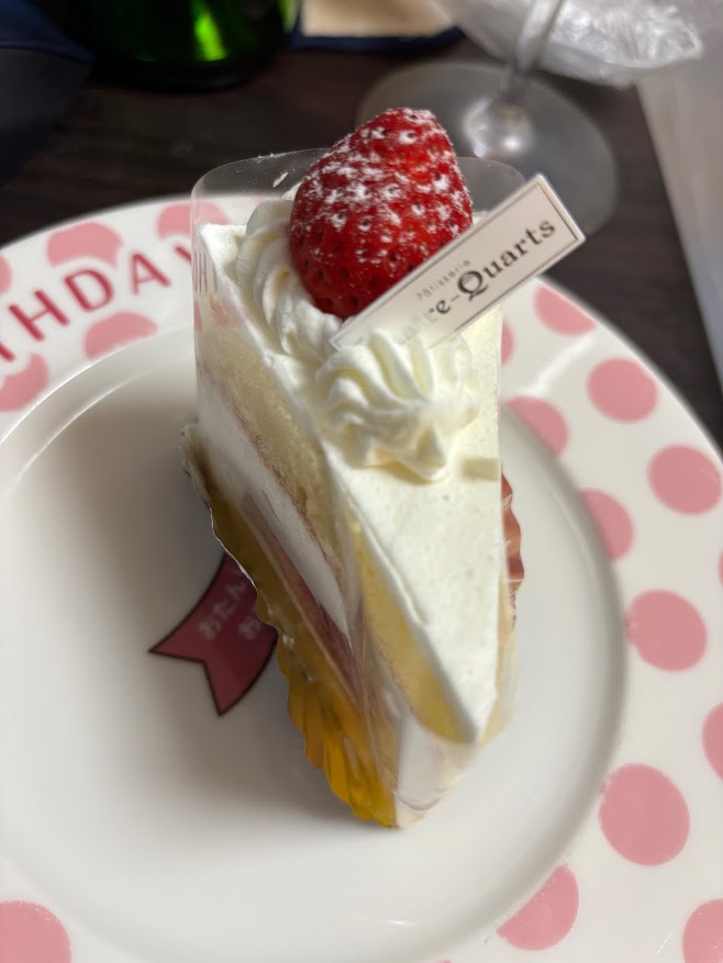 小平市のケーキ屋「キャトルキャール: Quatre-Quarts 小平店」でストロベリーショート ケーキ