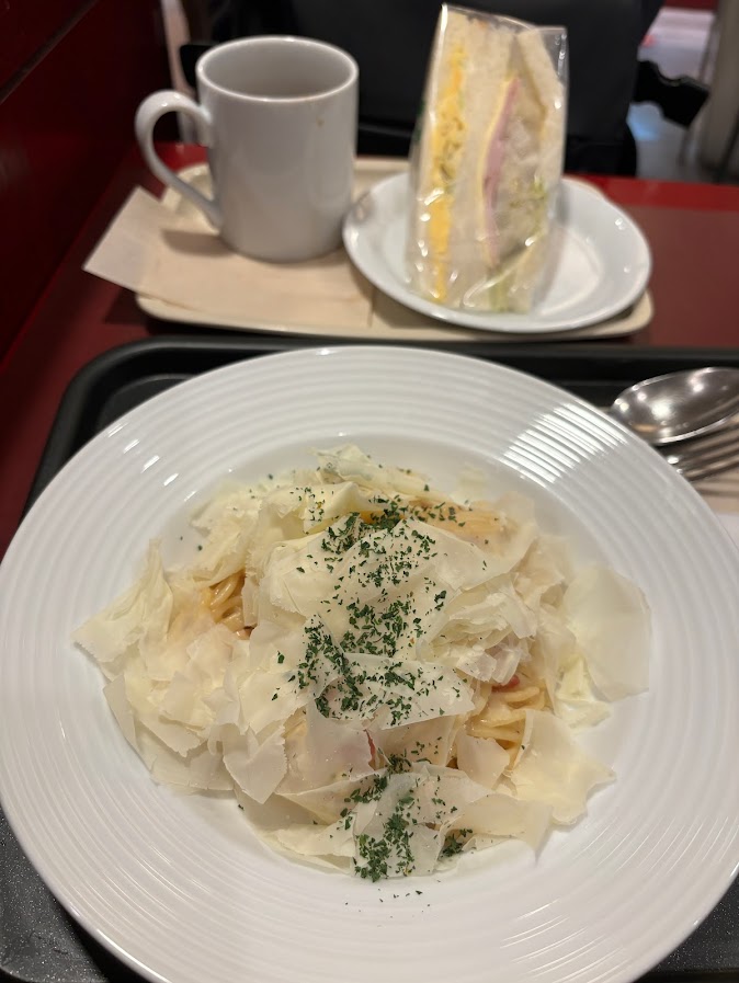 ベローチェ　【日髙シェフ監修】贅沢チーズのクリームパスタ」と「タマゴハムミックスサンド」