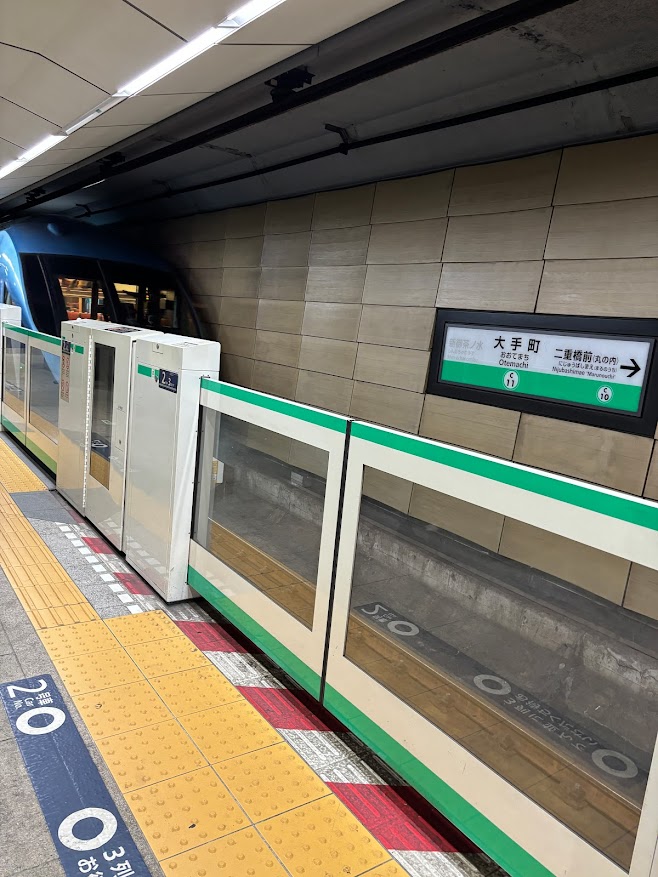 千代田線 大手町駅での特急ロマンスカー メトロはこね