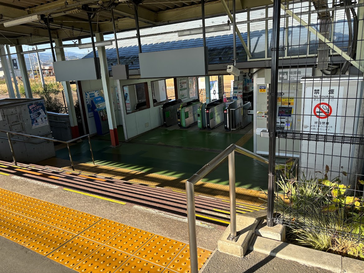 武蔵引田駅ホームと改札