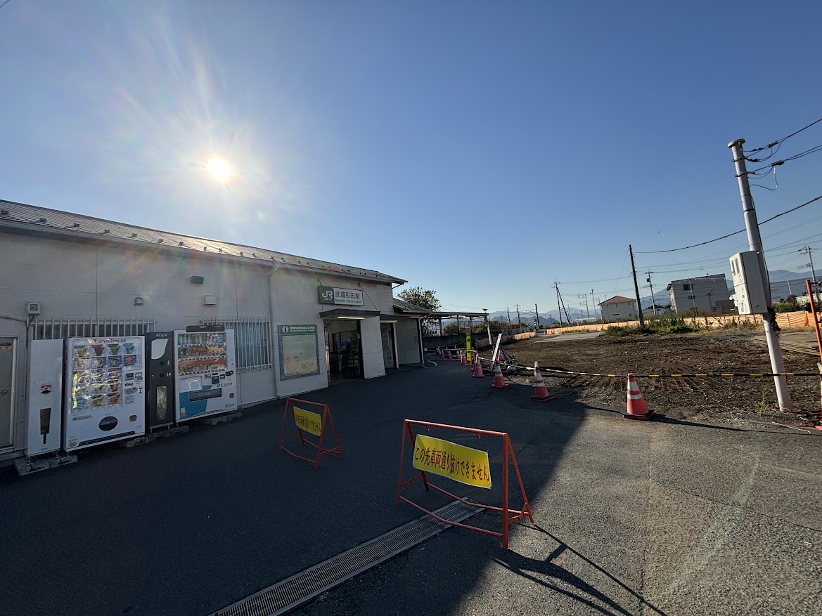 武蔵引田駅前