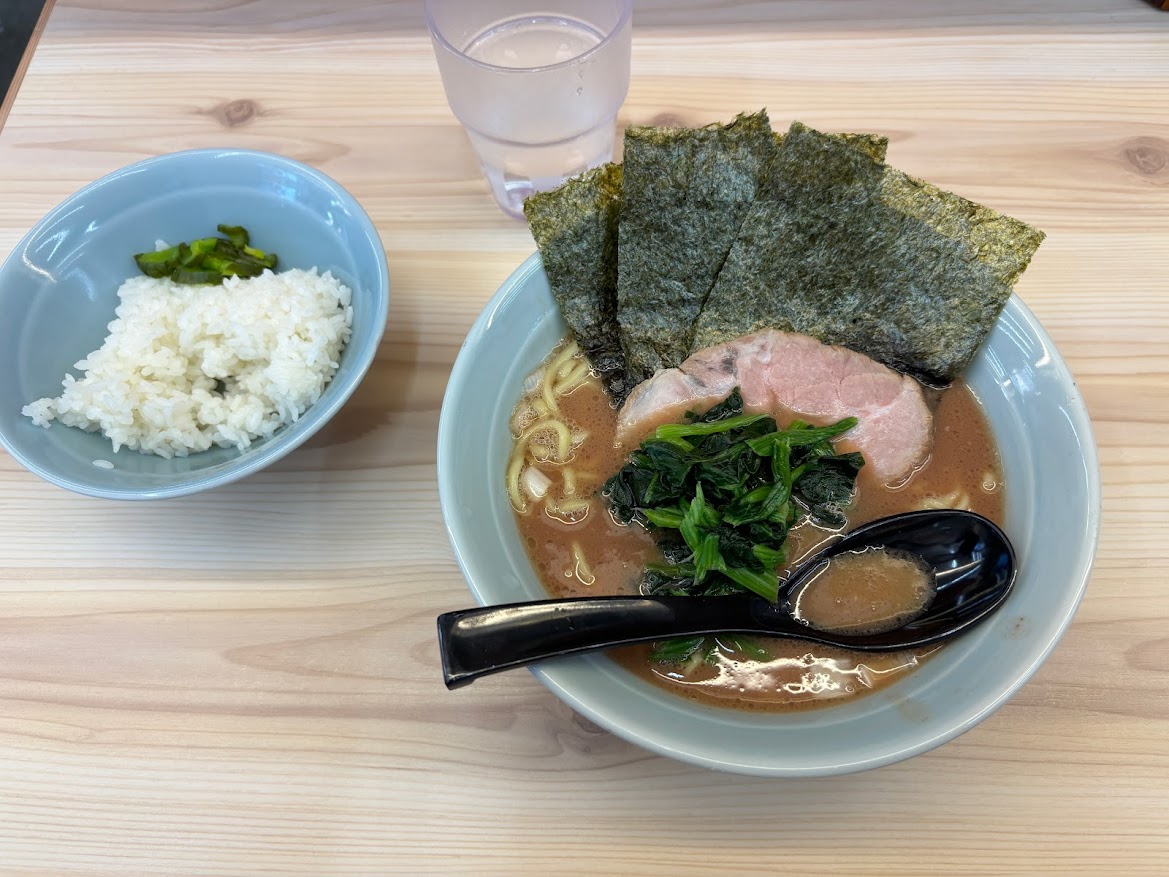 横浜家系なラーメン(並)とサービスのライス