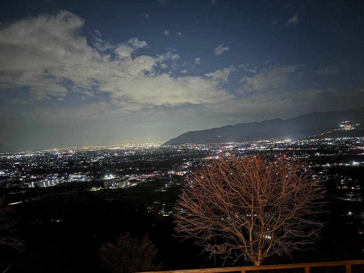 ぶどうの丘温泉 天空の湯 休憩所兼お食事処「温泉ラウンジ」からの夜景の眺め
