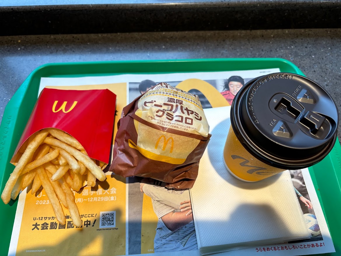 マクドナルド 目黒駅前店で濃厚ビーフハヤシグラコロバーガー セット2023