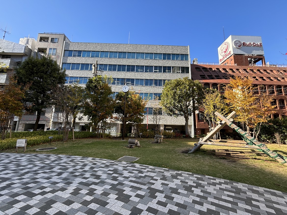 坂本町公園からブルドックソースの建物