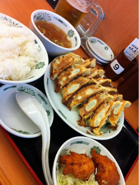 昼メシは日高屋でダブル餃子定食。腹一杯。