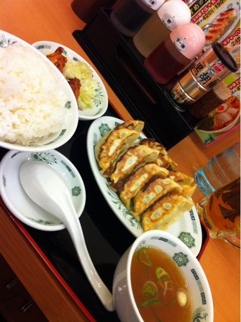 昼間は日高屋でダブル餃子セットにした。唐揚げも二個ついてます。