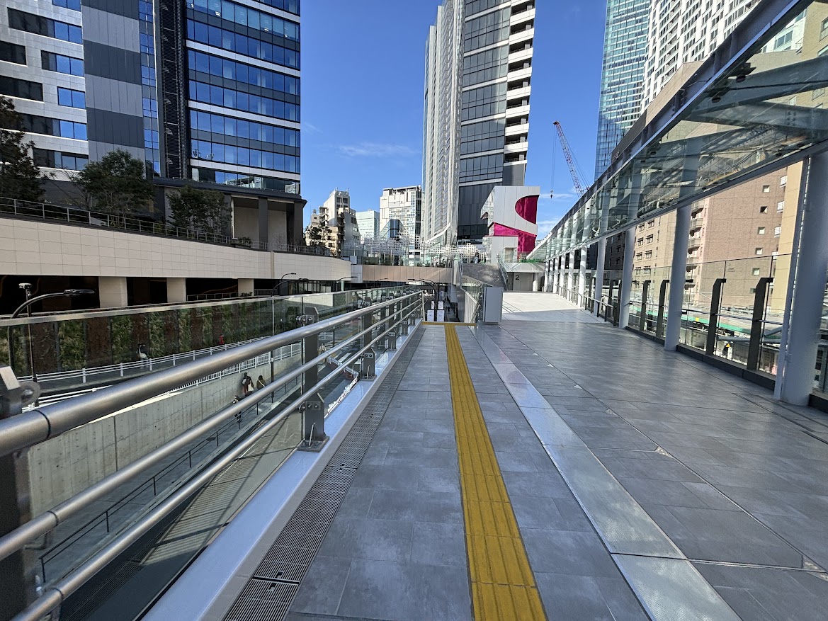 JR渋谷駅新南口から渋谷サクラステージ（桜丘）との南連絡通路（渋谷サクラステージ）