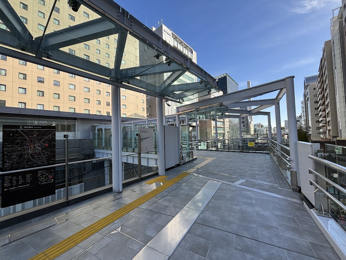 JR渋谷駅新南口から渋谷サクラステージ（桜丘）との南連絡通路（渋谷サクラステージ）