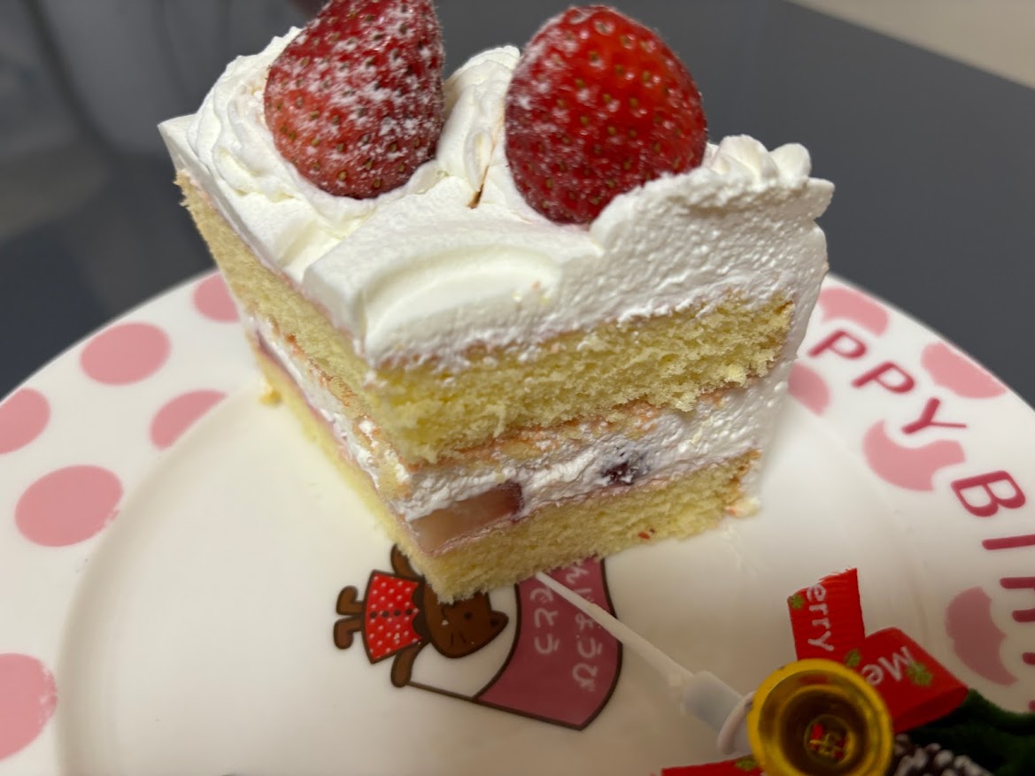 ケーキ（X'masストロベリー　4号 直径12cm）をキャトルキャール（Quatre-Quarts）小平店で受取り【クリスマス 2023】