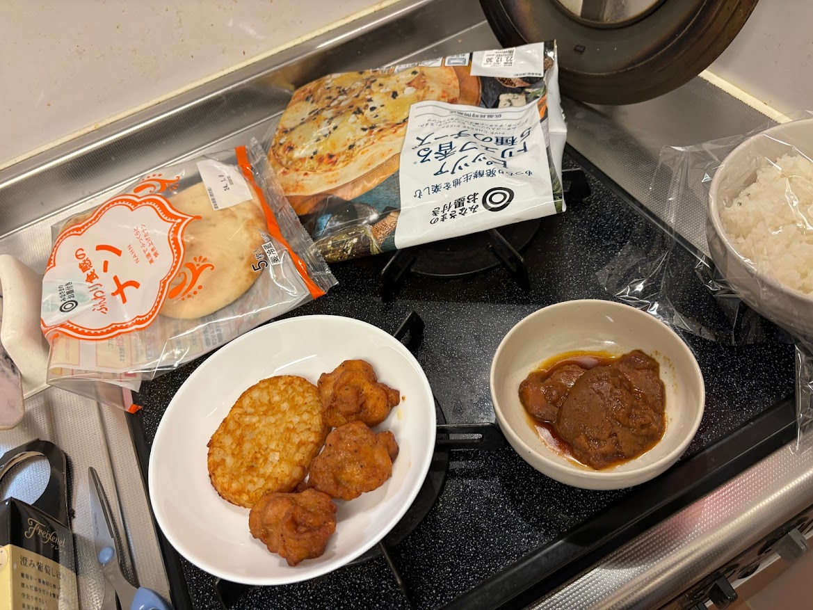 ナン、バターチキンカレー、みなさまのお墨付き もっちり発酵生地を楽しむ ピッツァ トリュフ香る 5種のチーズ 1枚、ハッシュポテト、鶏唐揚げ