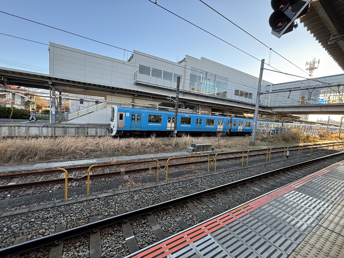 JR拝島駅から西武拝島駅に止まっているラッピング電車「DORAEMON-GO！」