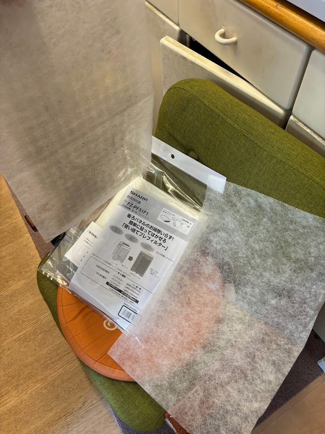 シャープ 除加湿空気清浄機「KI-PD50-W」の「使い捨てプレフィルター（FZ-PF51F1）」（6枚入）とついでにプレフィルター交換