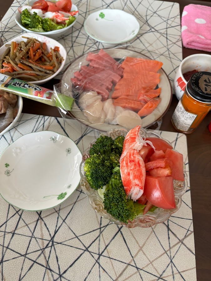 朝食にまぐろとサーモンと帆立の刺身とカニカマと野菜のサラダ等