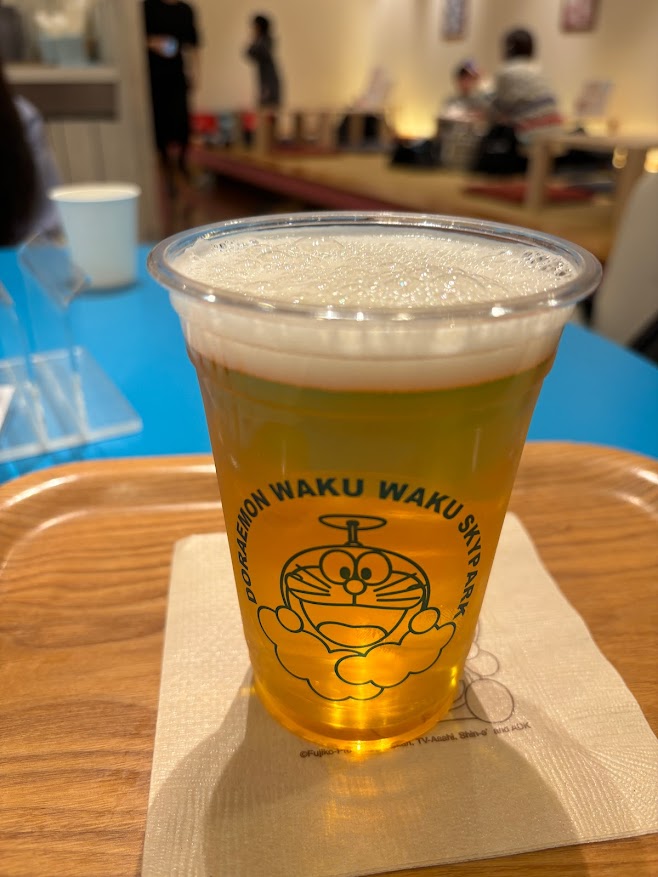 ドラえもん わくわくスカイパークカフェで生ビール
