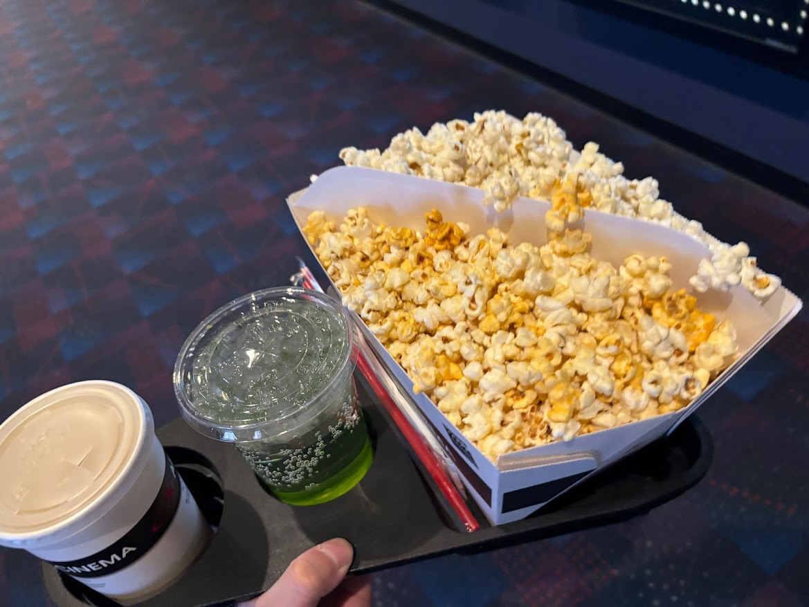 イオンシネマ武蔵村山でBセット（ポップコーン 塩とバターのハーフ＆ハーフとフルーツジュースとコーラとFLAVOR SODA シャインマスカット）