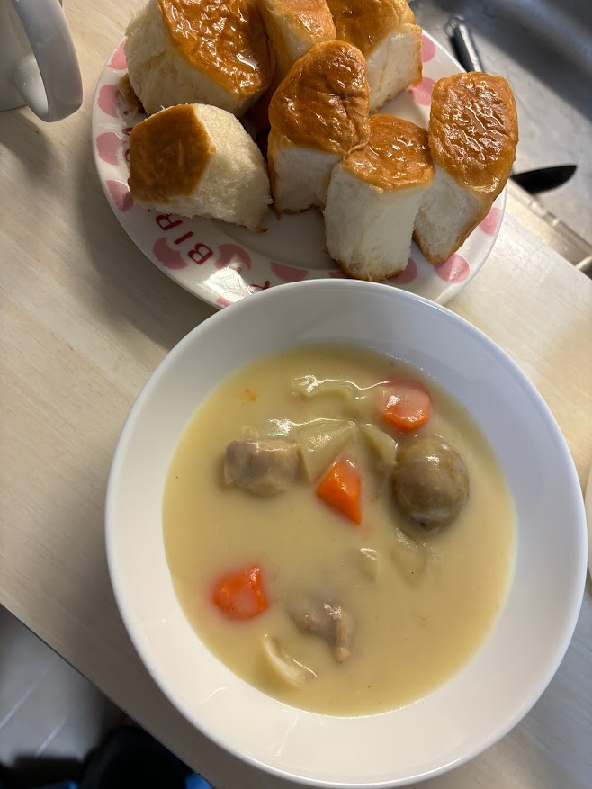 むさしの森珈琲ちぎりパン(塩パン)とS&B 4種のチーズ 濃いシチューで作ったシチュー