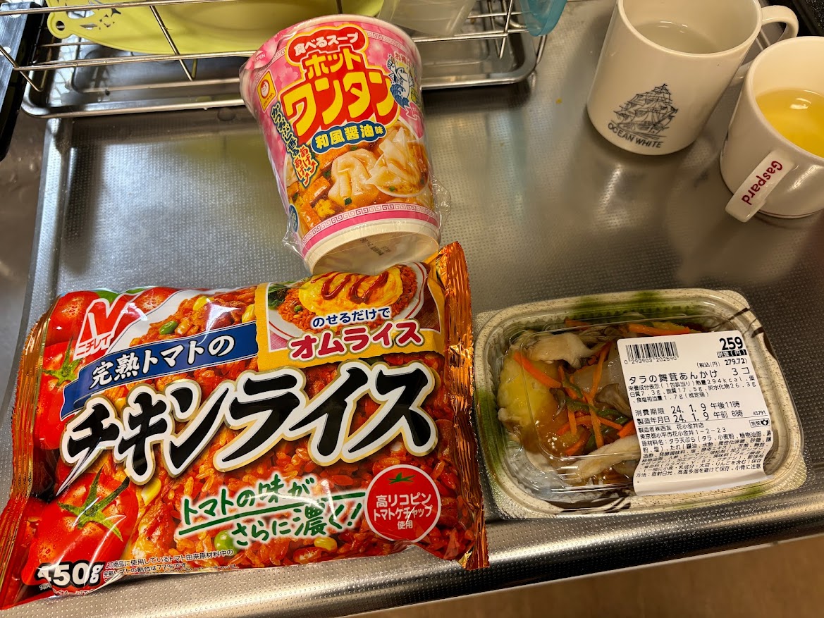 西友で買ってきたマルちゃん 食べるスープ ホットワンタン 和風醤油味、ニチレイ完熟トマトのチキンライス のせるだけでオムライス、惣菜 タラの舞茸あんかけ 3個