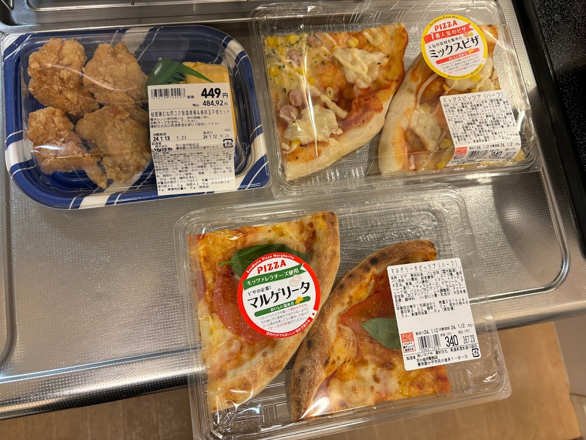 いなげやの惣菜の桜姫鶏むね肉コク旨塩唐揚＆鉄板玉子焼セットとミックスピッツァ（ハーフ）とモッツァレラチーズ使用マルゲリータ（ハーフ）
