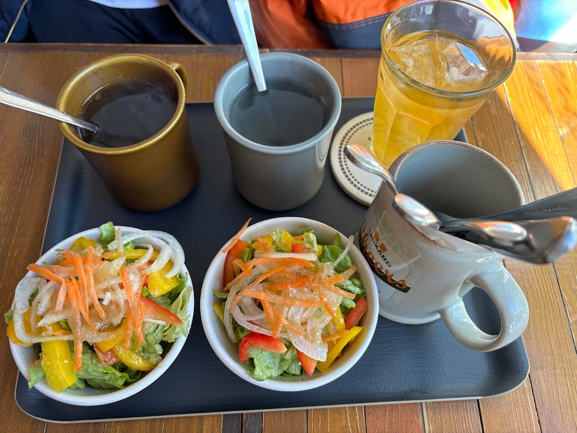 ゆず茶とりんごジュースとベーグルグラタンセットのサラダ