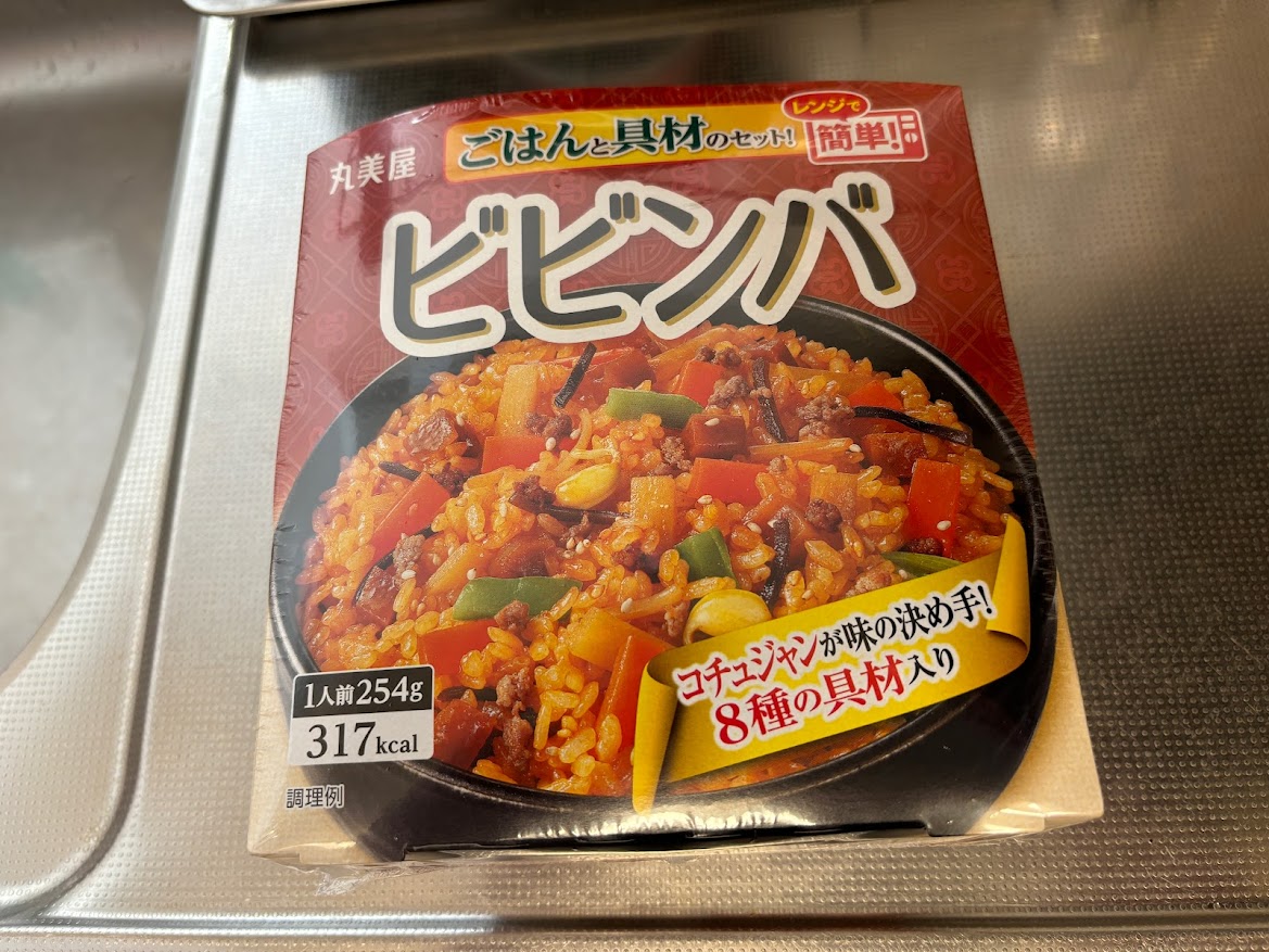 丸美屋 ごはんと具材のセット！レンジで簡単！ビビンバ（コチュジャンが味の決め手！8種の具材入り）パッケージ