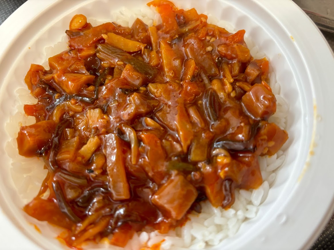 丸美屋 ごはんと具材のセット！レンジで簡単！ビビンバ 具材をご飯にかけて電子レンジへ
