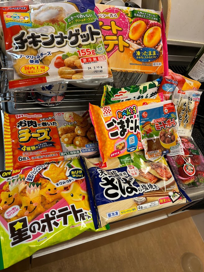 伊藤ハム キリ クリームチーズ入りチキンナゲット、バター香る スイートポテト、チキン＆ポーク お肉で巻いたチーズ（4種類のナチュラルチーズブレンド）、ケイエス冷凍食品 おべんとう ごまだんご（ごま団子）、ミートボール、星のポテト、ニッスイ 天日塩使用さばの塩焼き、いちご（とちおとめ）