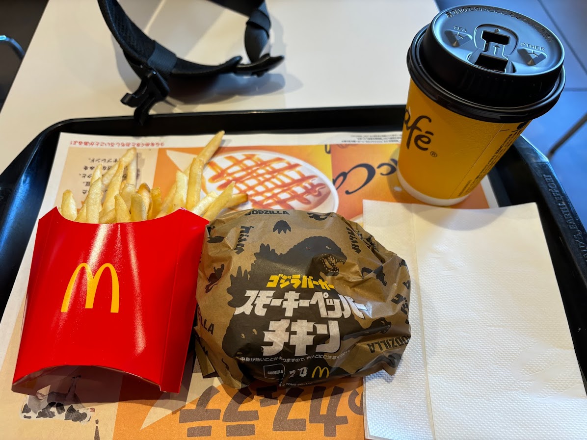 マクドナルド 赤羽公園店でゴジラバーガー スモーキーペッパーチキン セット
