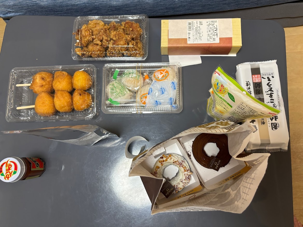 北海道どさんこプラザ有楽町店方面で買ってきたザンギとあの峠の風の揚げ芋とその他