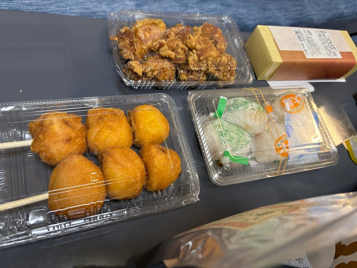 北海道どさんこプラザ有楽町店方面で買ってきたザンギとあの峠の風の揚げ芋