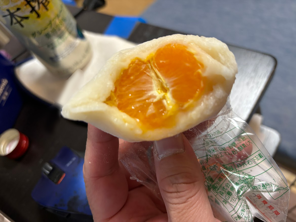 因島 はっさく屋の「まるごとみかん大福」