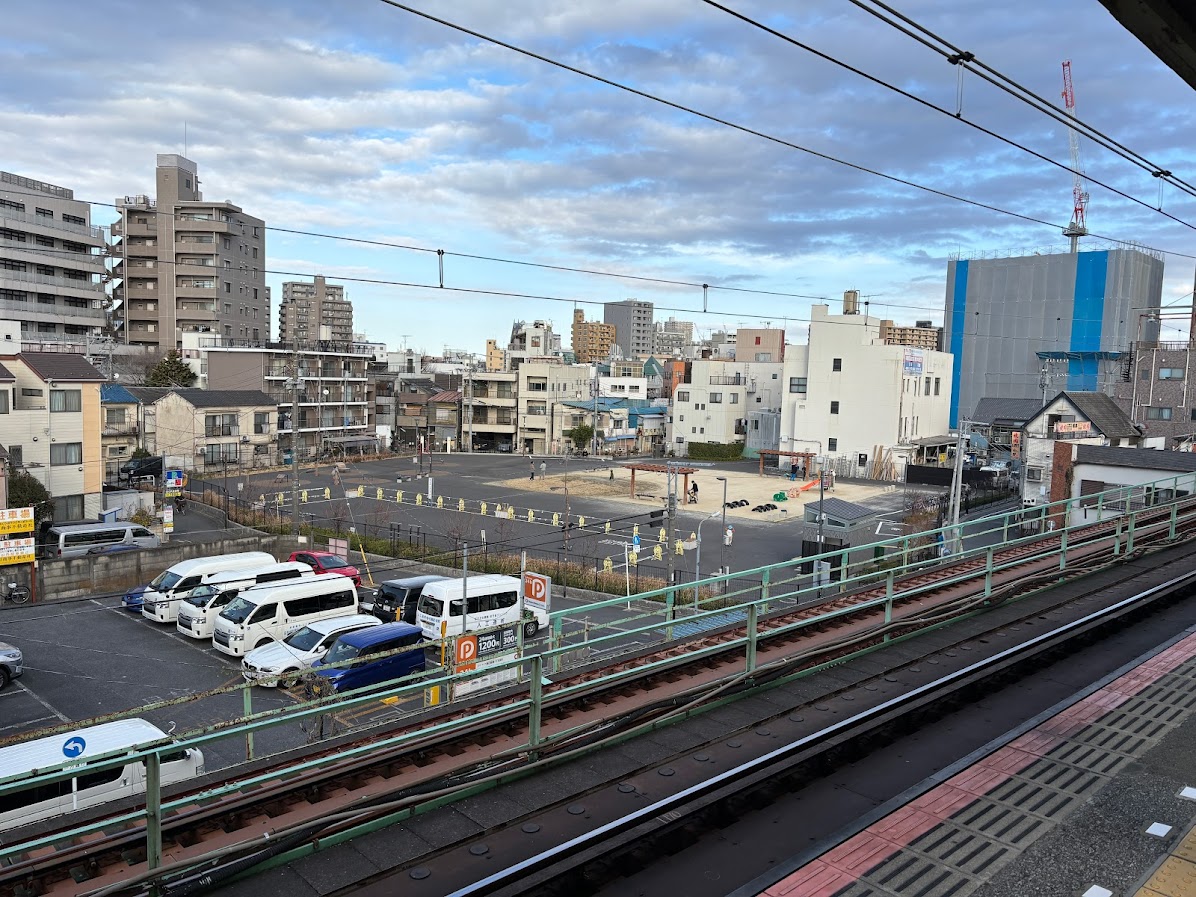 三河島駅ホームから見える真土小思い出広場