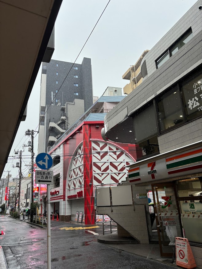 笹塚駅前で12時半過ぎに微妙に雪というかみぞれ