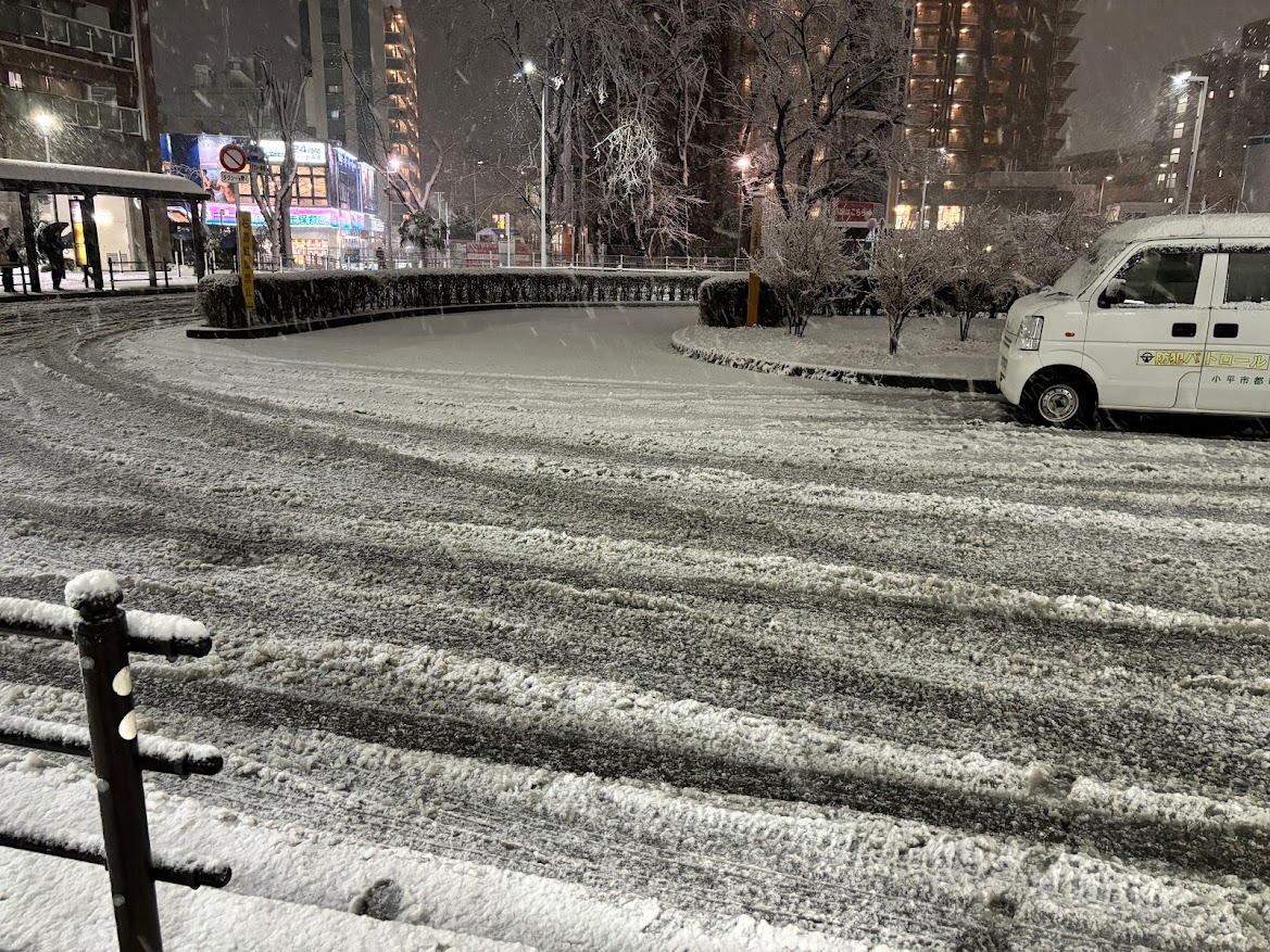 西武新宿線 花小金井駅前の積雪状況
