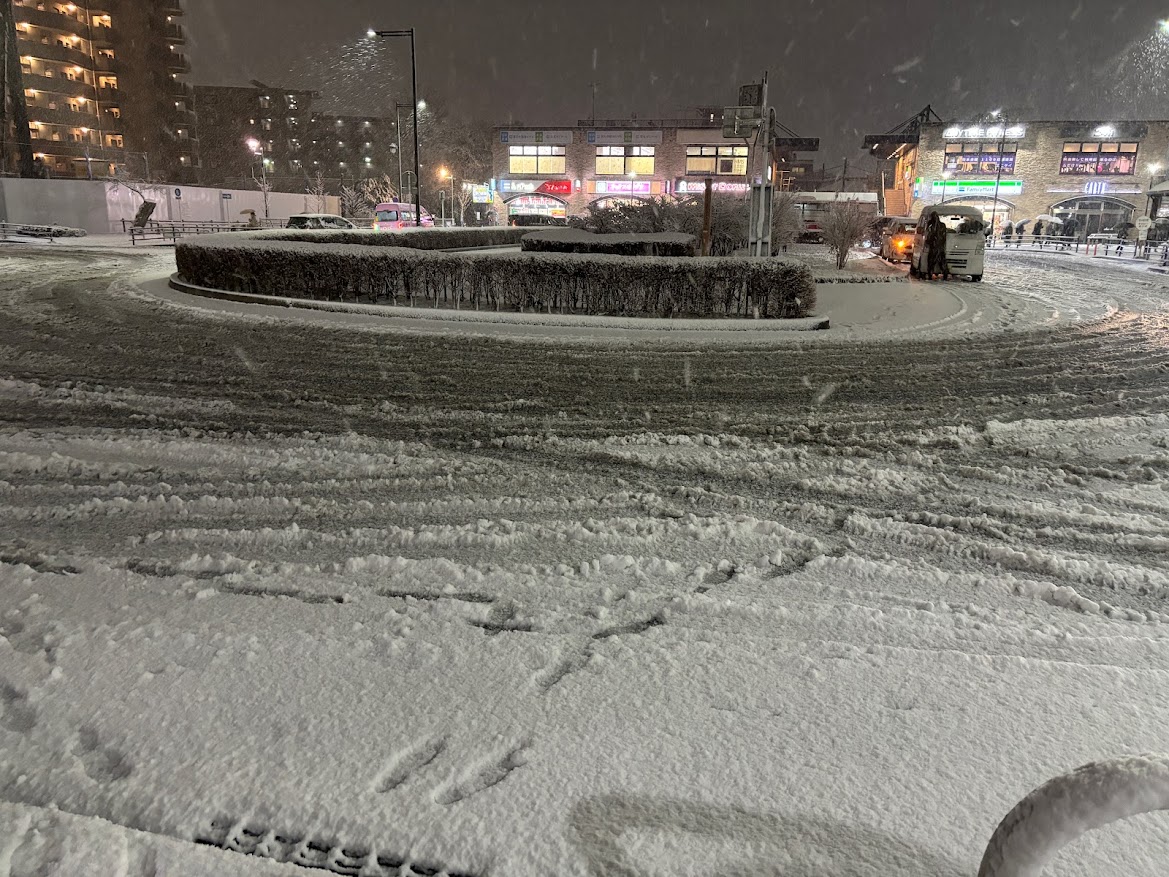 西武新宿線 花小金井駅前の積雪状況