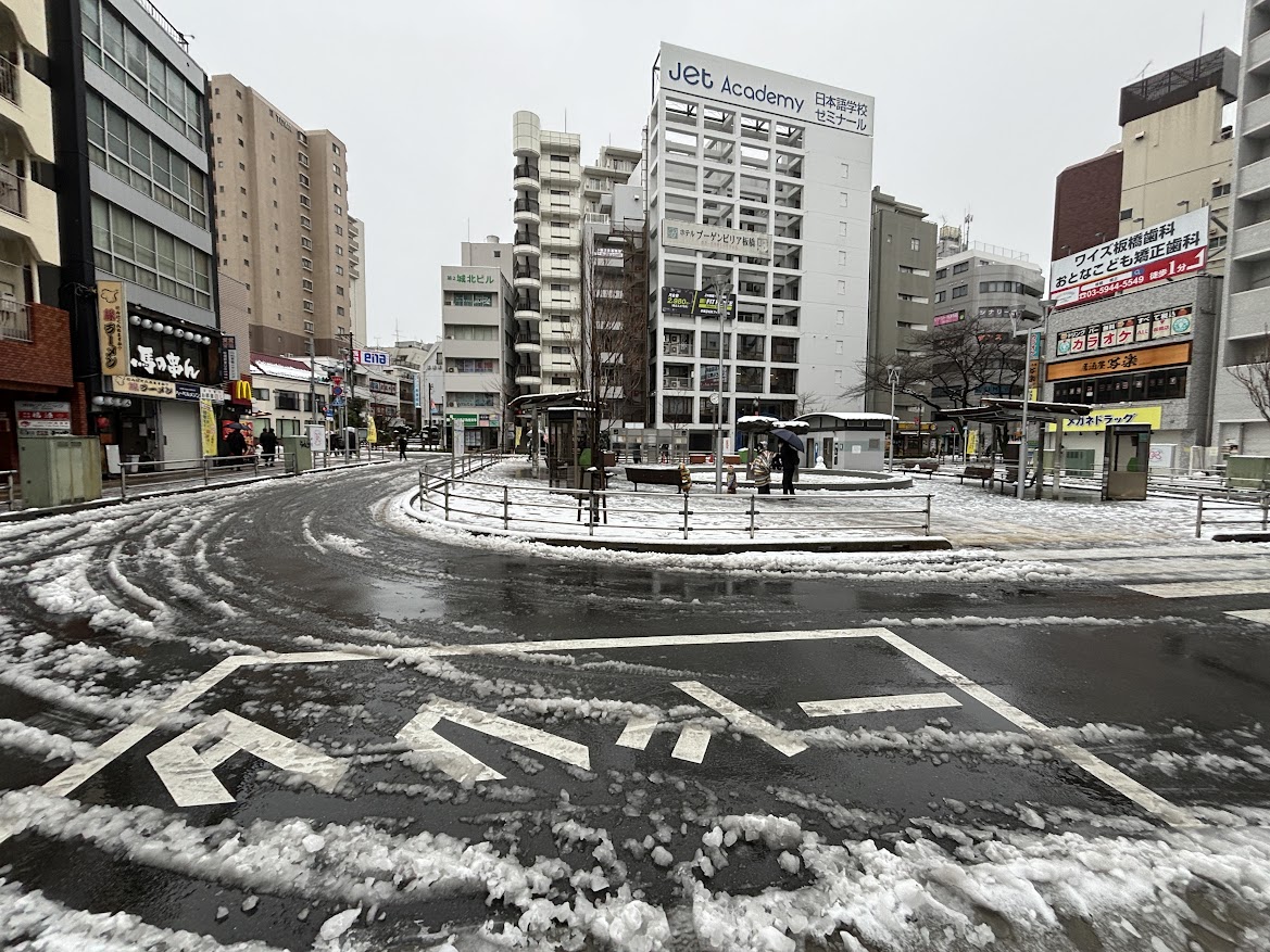 板橋駅東口の積雪状況