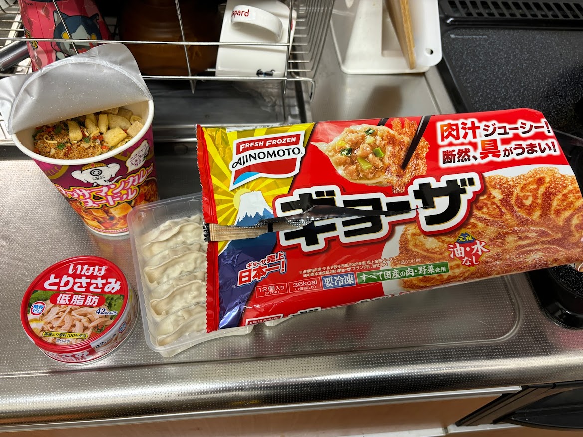 みなさまのお墨付き ココナッツミルクの甘さ マッサマンカレーヌードルといなば とりささみ缶詰と味の素 冷凍ギョーザ
