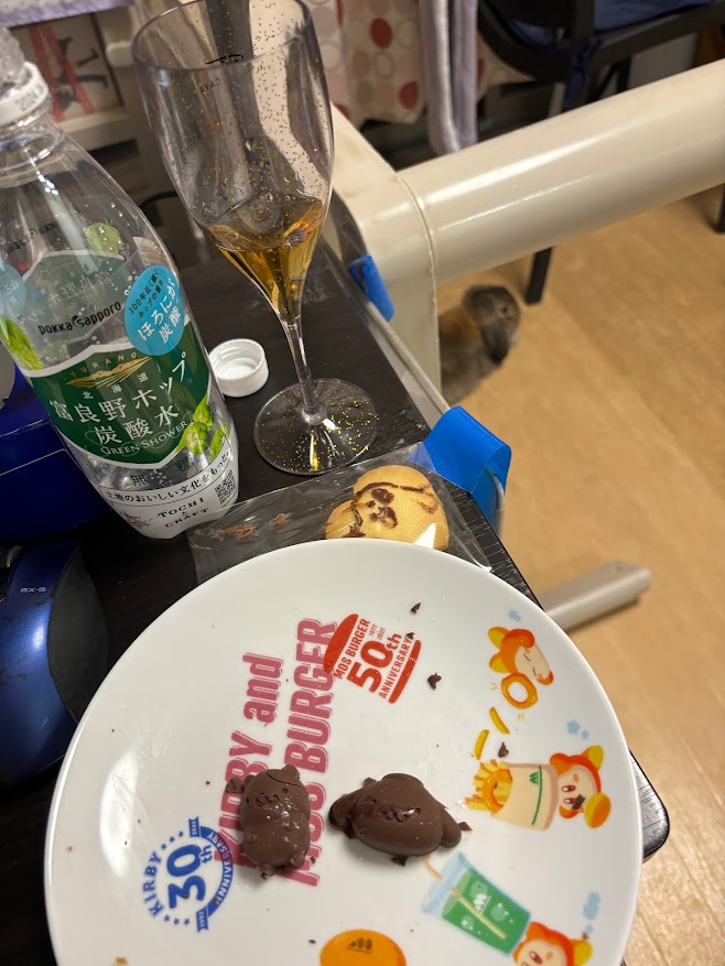 バレンタインデーで友達向けに作っていたチョコとそれに似た茶色い生物（ウサギさん）