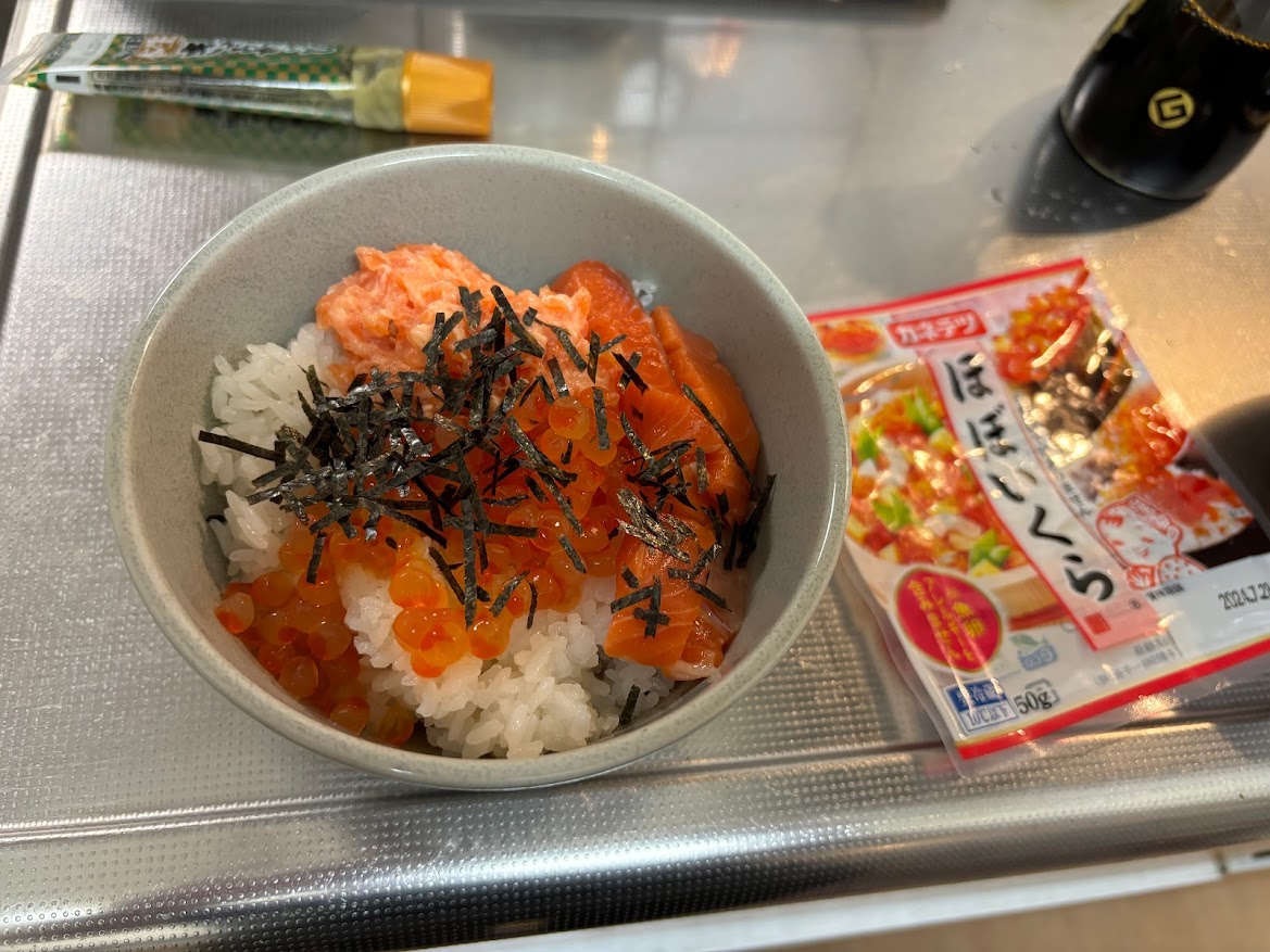 カネテツ「ほぼいくら」と「とろけるサーモンたたき」と「チリ産サーモントラウト」で鮭の親子丼？で鮭の親子丼？