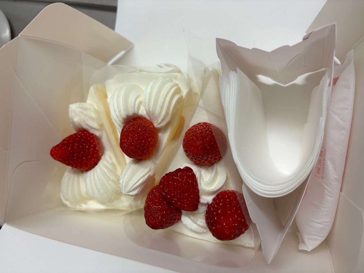銀座コージーコーナー 西武花小金井駅店でひなまつりで食う用のケーキ買った（紅ほっぺ苺を使った贅沢ショートと苺のショートケーキ）