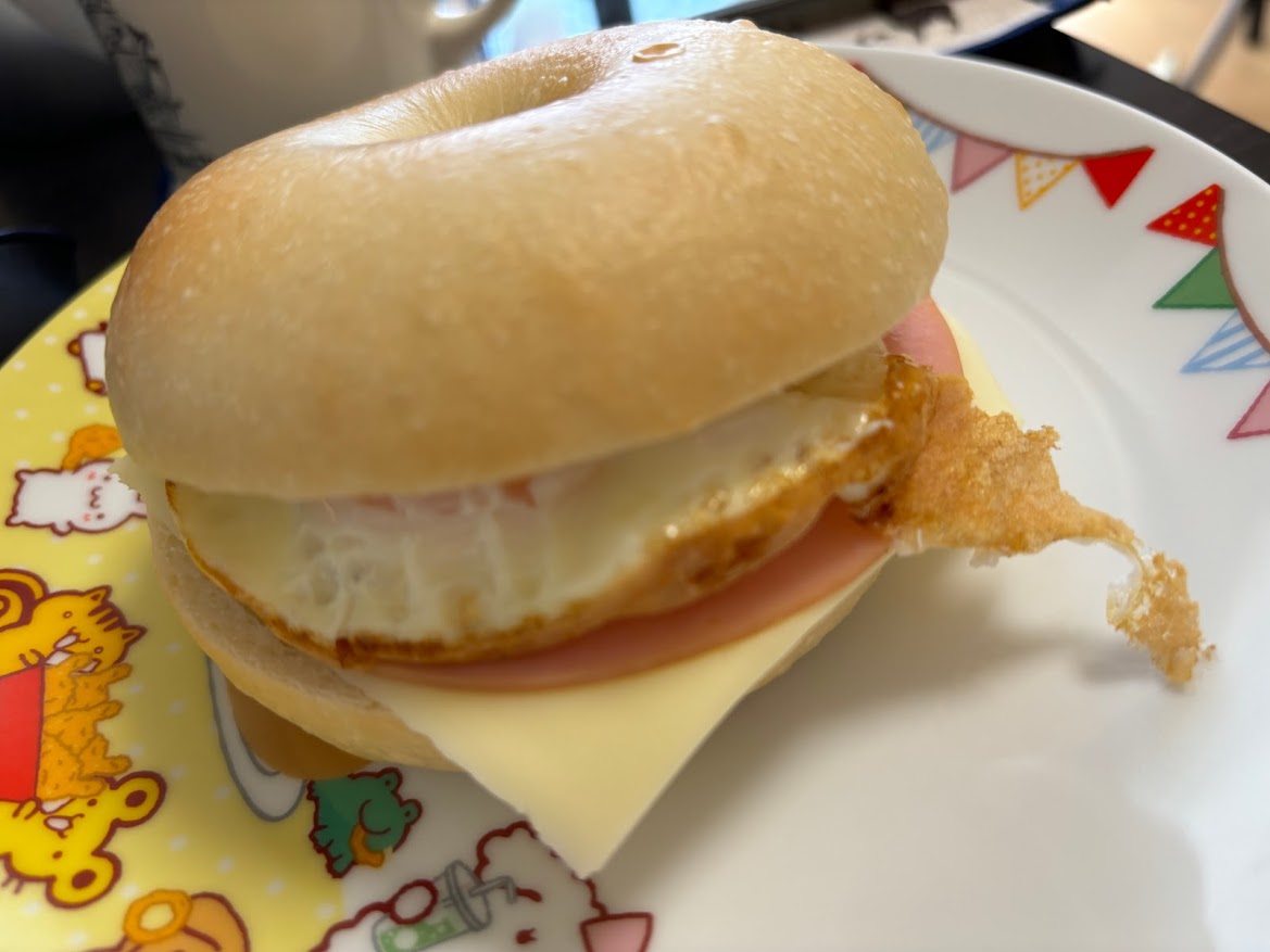 バニトイベーグルで買ってきたプレーンベーグルにハムと目玉焼きをはさんだもの