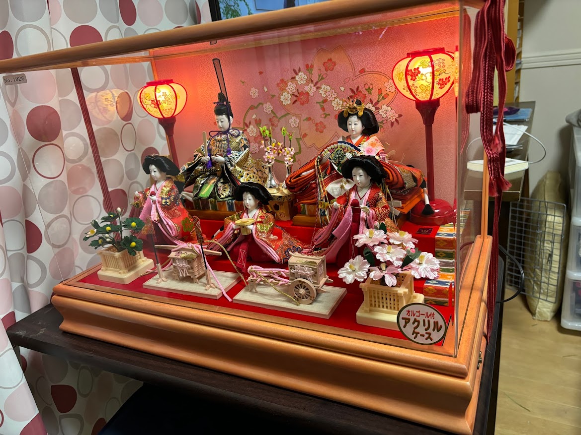 電飾した雛人形