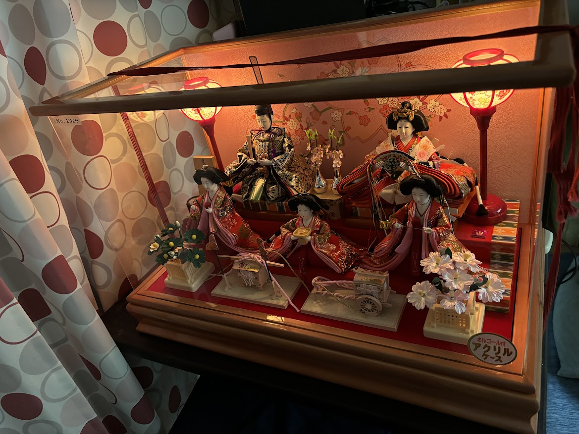 暗闇の中、電飾した雛人形