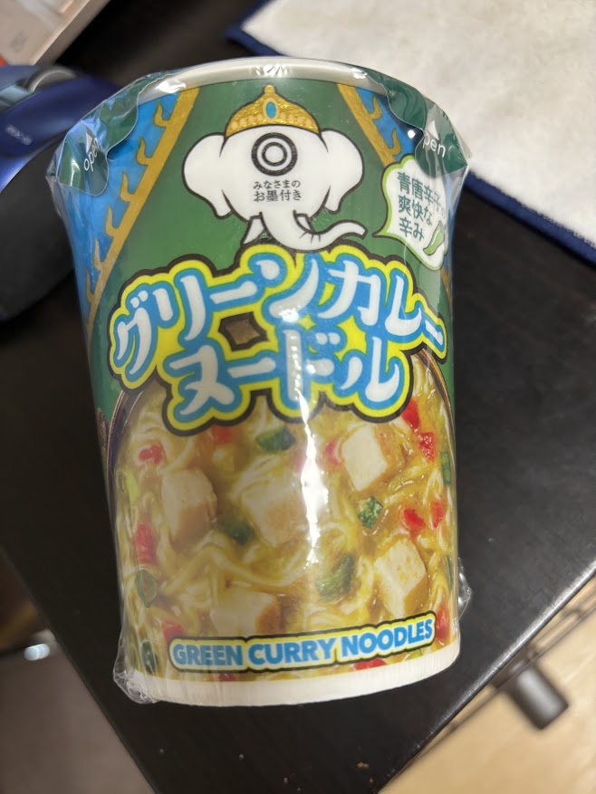 西友のPBなカップヌードル「みなさまのお墨付き 青唐辛子の爽快な辛み グリーンカレーヌードル」
