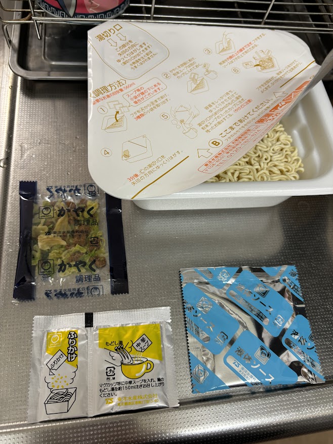 マルちゃん 北海道限定 期間限定 やきそば弁当 からしinソース 室蘭やきとり味 中華スープ付き 中身