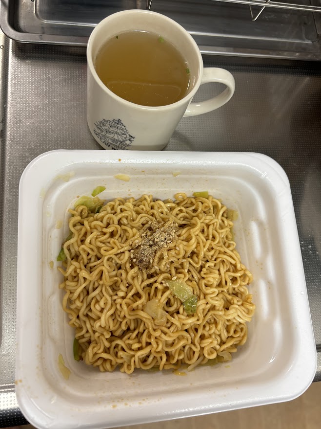 マルちゃん 北海道限定 期間限定 やきそば弁当 からしinソース 室蘭やきとり味 中華スープ付き 完成