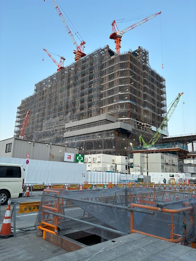 高輪ゲートウェイ駅前の建築中の高層ビル群