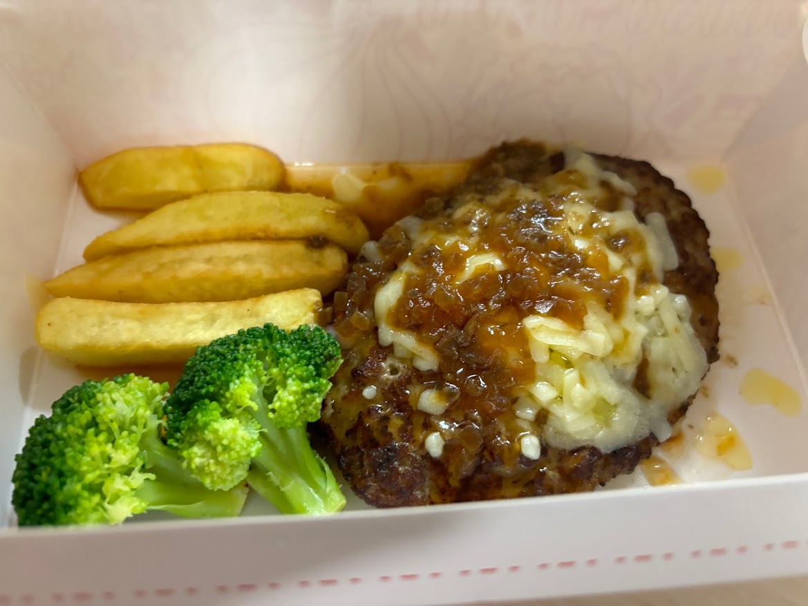 テイクアウトで「レギュラーハンバーグ 150ml」に追いチーズでチーズバーグディッシュにドンキーのハンバーグソースかける