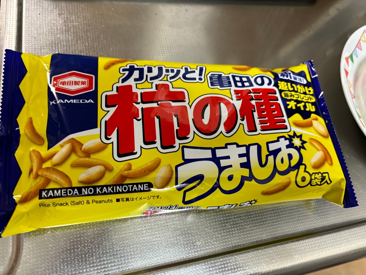 亀田製菓 カリッと！亀田の柿の種 新製法！ 追いがけ 旨みブレンドオイル うましお 6袋(KAMEDA NO KAKINOTANE)